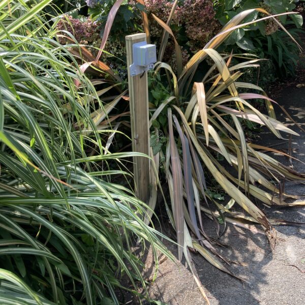 Recharge véhicule électrique sur borne installée à Perros-Guirec dans le Trégor