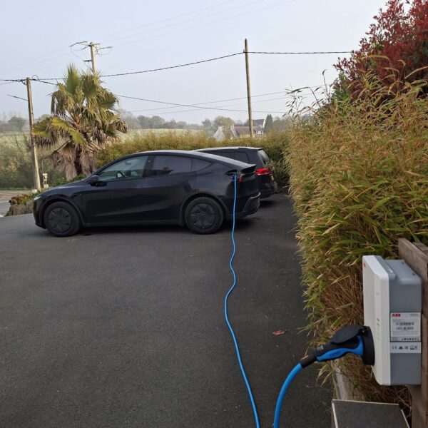 Recharge véhicule électrique sur borne installée à Perros-Guirec dans le Trégor