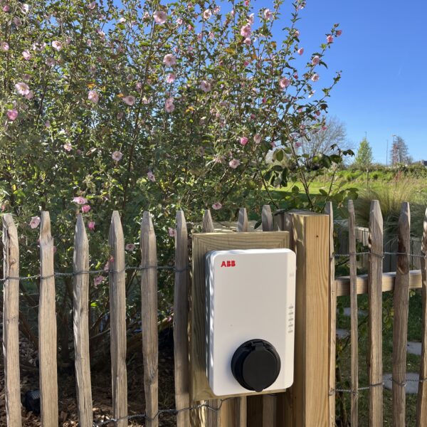 Recharge véhicule électrique sur borne installée à Perros-Guirec dans le Trégor