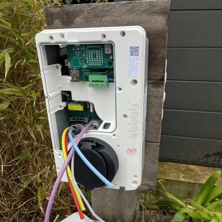Câblage interne borne de recharge véhicule électrique installation à Perros-Guirec