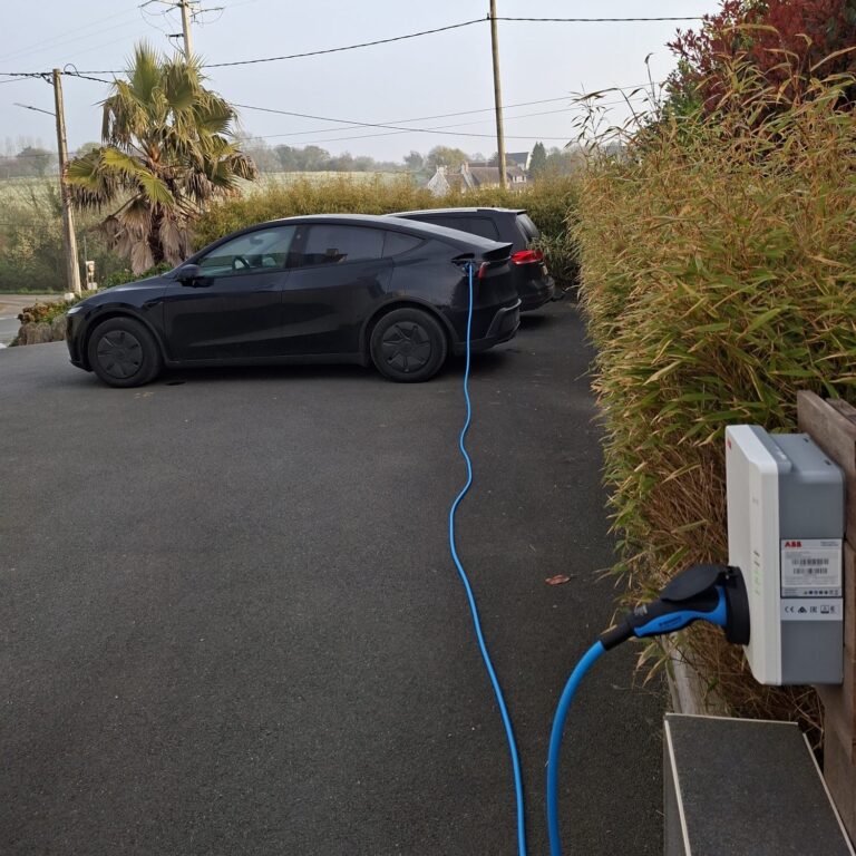 Voiture électrique en charge sur borne de recharge résidentielle à Perros-Guirec