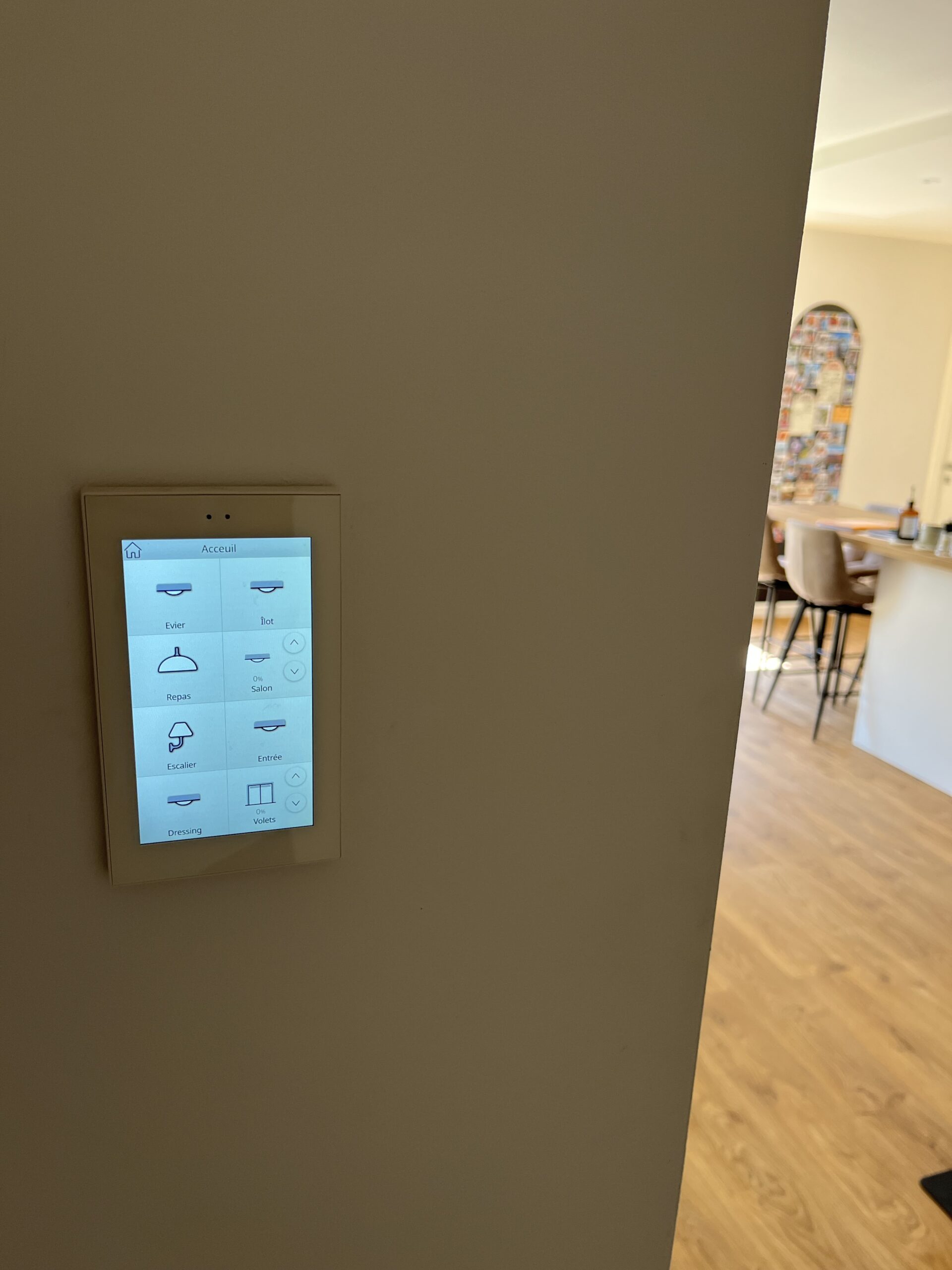 Écran tactile Zennio Z50 pour la supervision d’une installation domotique KNX