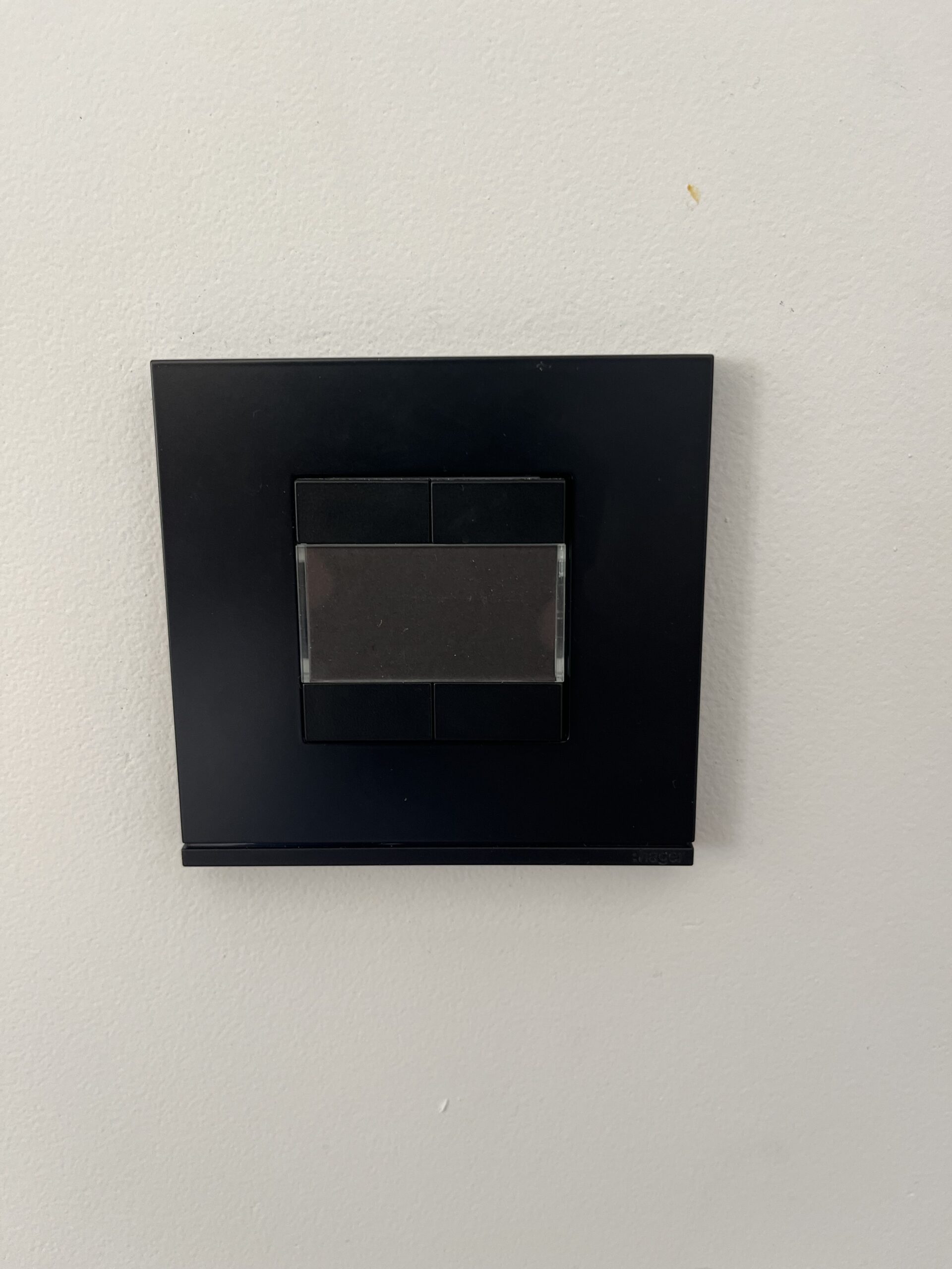 Commande murale Hager Gallery KNX dans une maison neuve près de Lannion