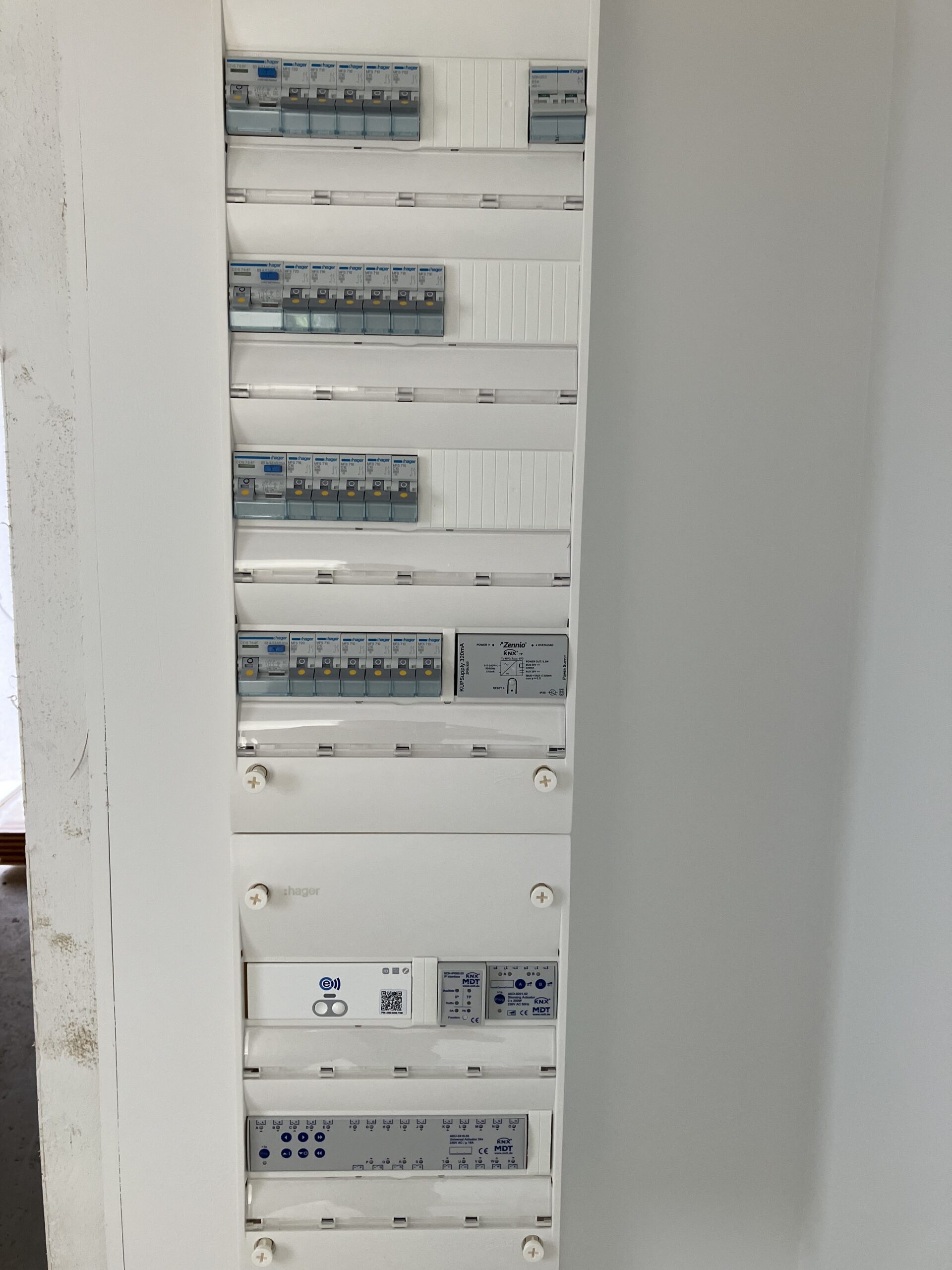 Tableau électrique d’une installation domotique KNX dans une maison neuve près de Lannion
