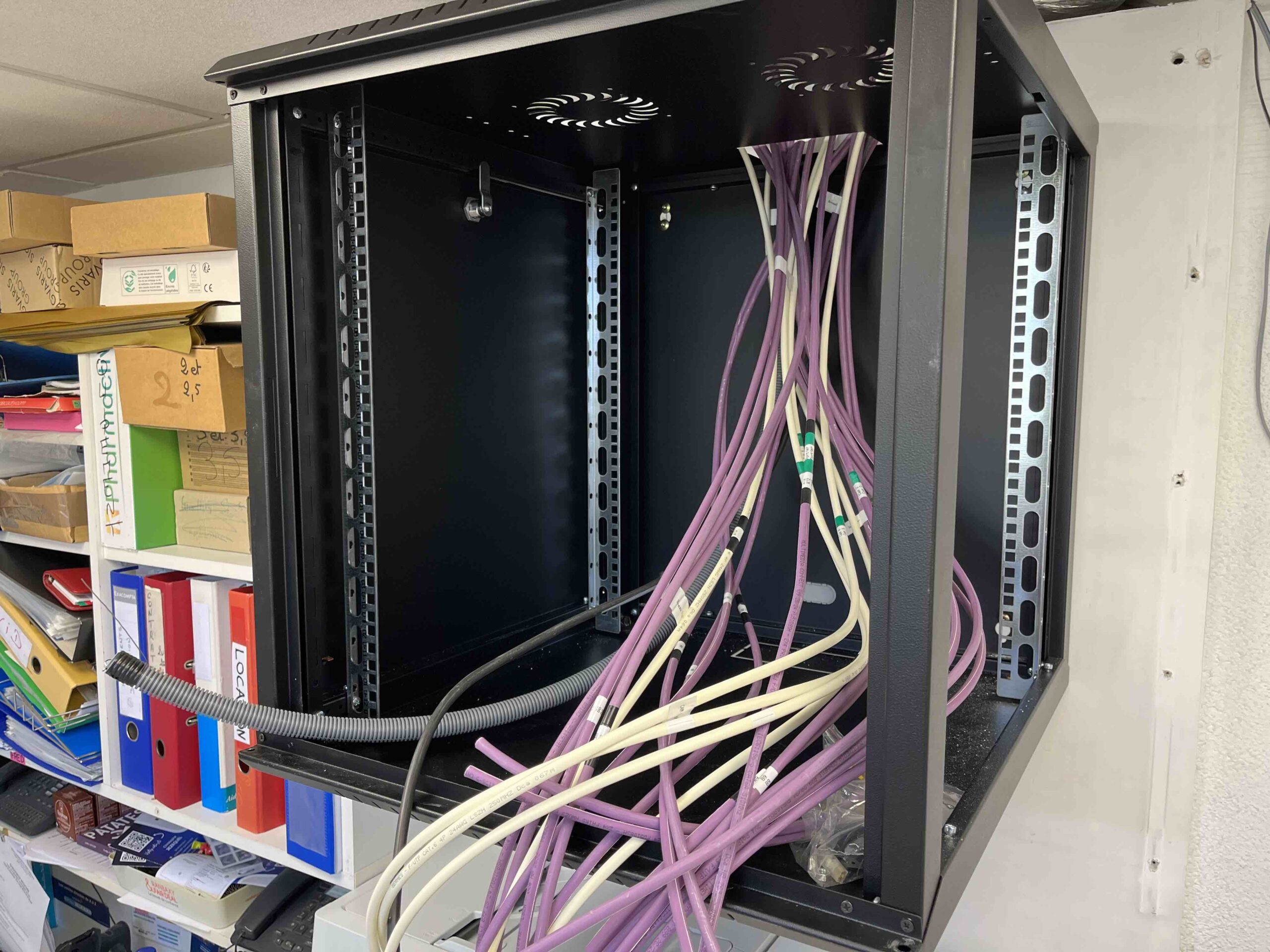 Installation d'une baie de brassage et câblage réseau informatique