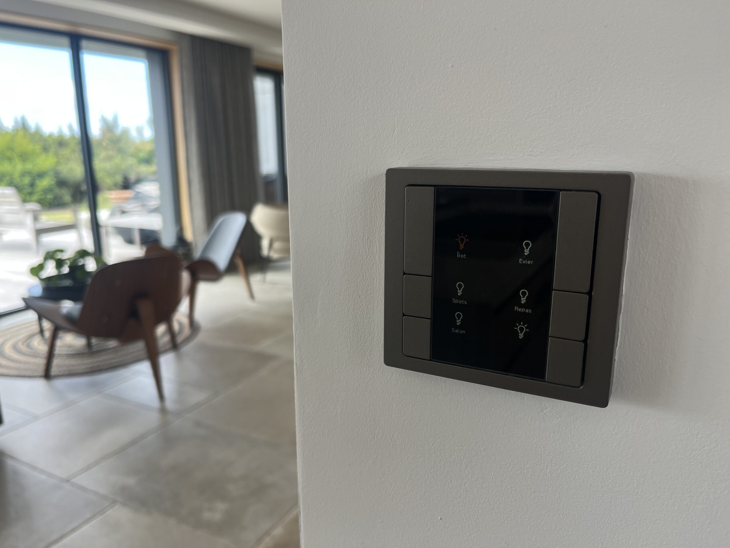 Commande murale KNX dans une installation domotique à Pleumeur-Bodou
