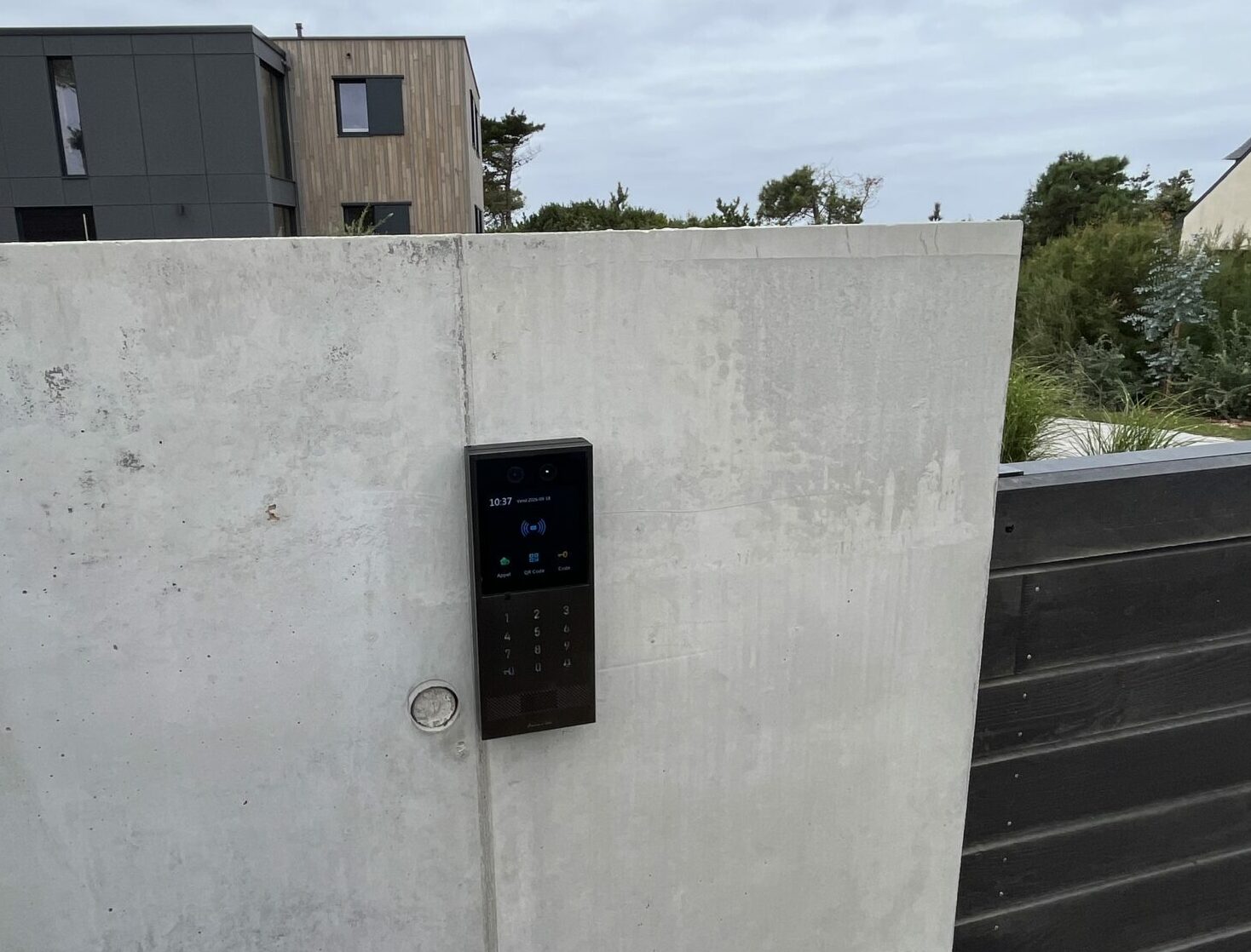 Portier vidéo IP intégré à une maison connectée KNX à Pleumeur-Bodou