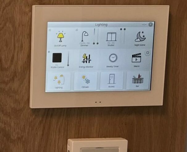 Écran tactile de supervision KNX Zennio Z70 installé à Binic
