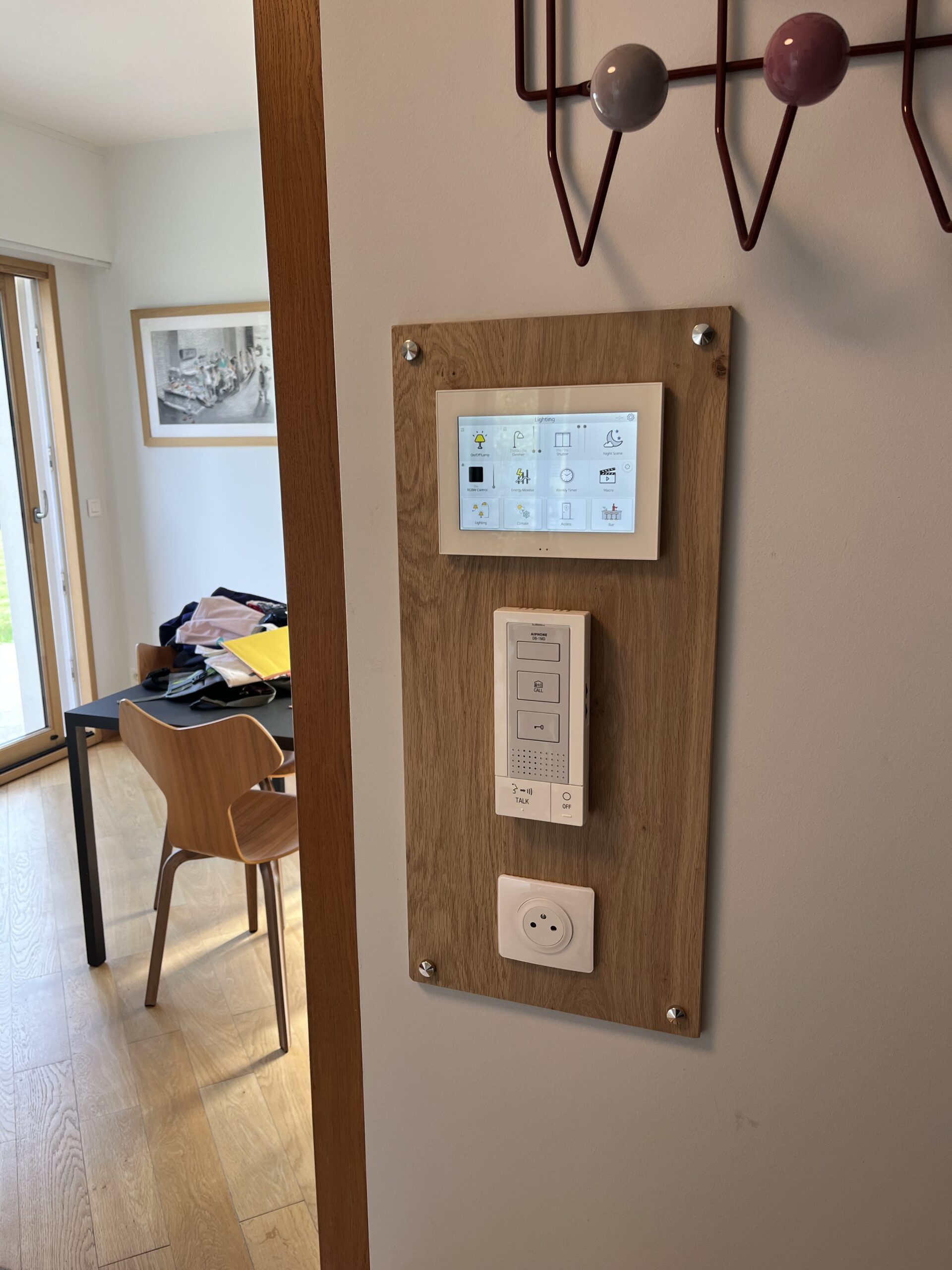 Après rénovation à Binic : écran KNX Zennio Z70 et nouvel interphone sur un support en chêne sur mesure