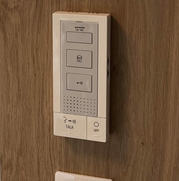 Nouvel interphone AIPHONE sur un support en chêne sur mesure